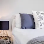 Hanwell 2 Bedroom Maisonette By 360Stays