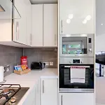 Hanwell 2 Bedroom Maisonette By 360Stays