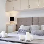 Hanwell 2 Bedroom Maisonette By 360Stays