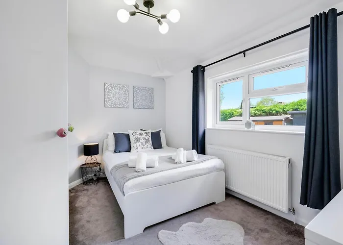 Hanwell 2 Bedroom Maisonette By 360Stays