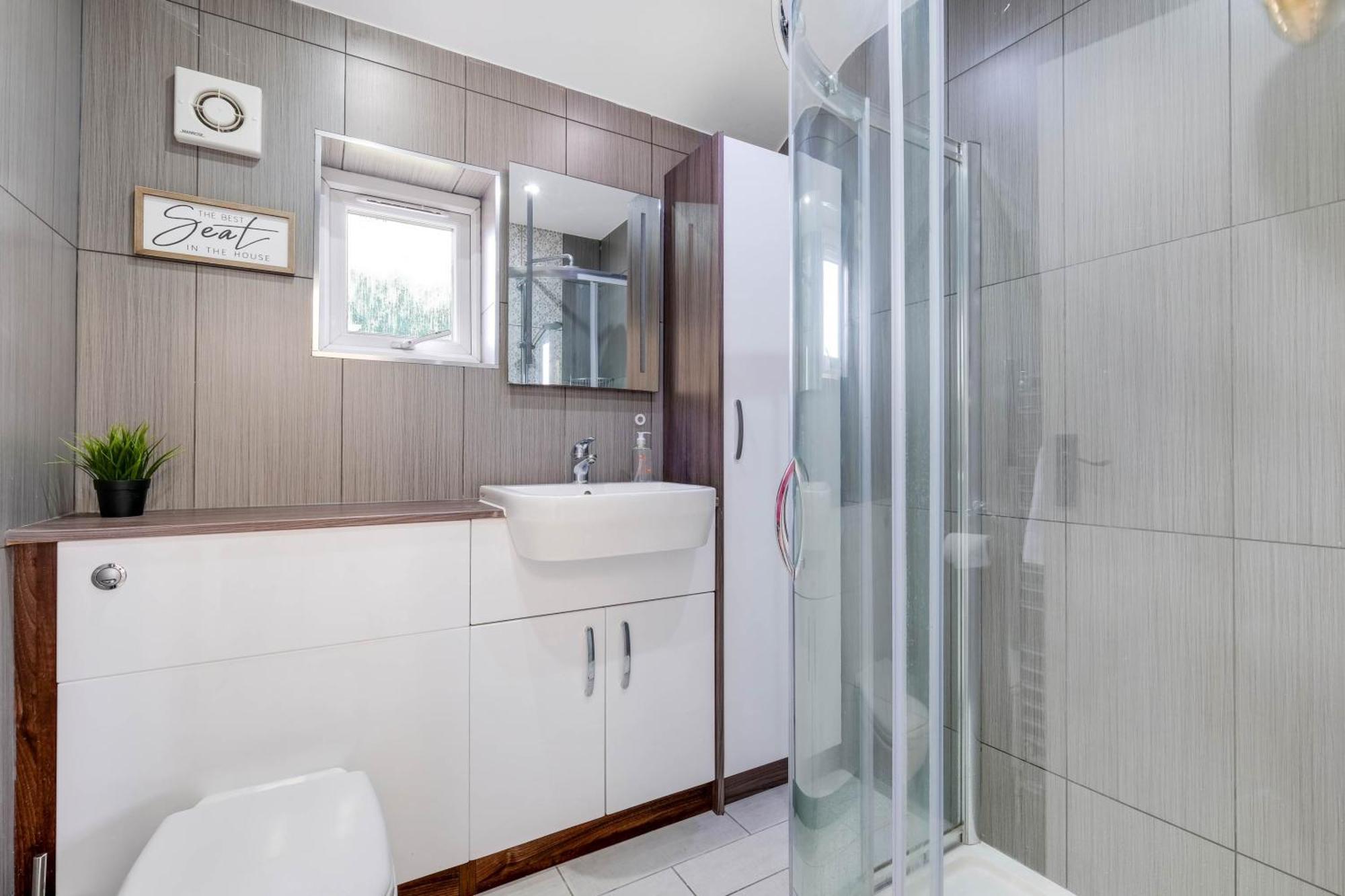 Hanwell 2 Bedroom Maisonette By 360stays *