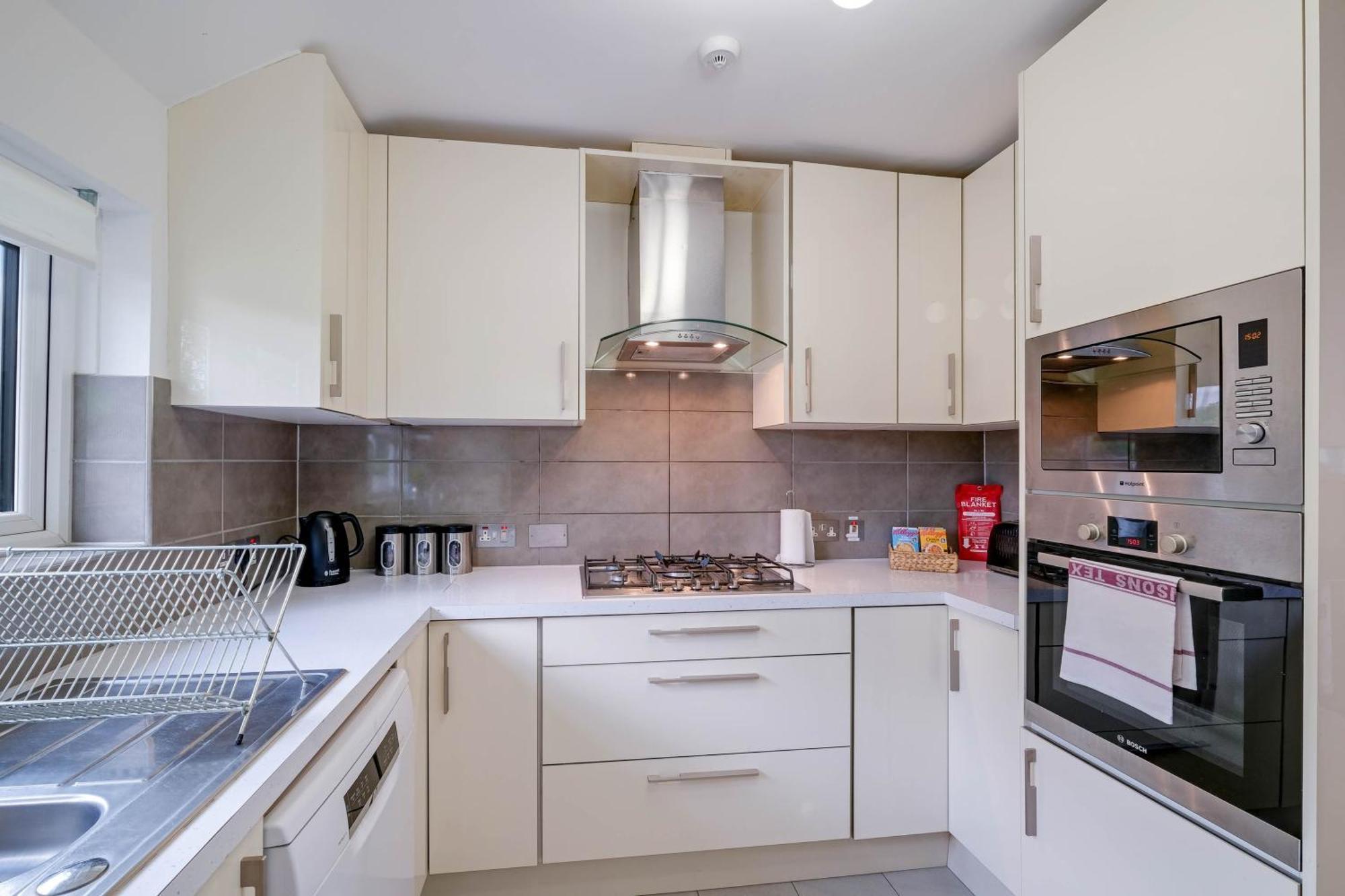 Hanwell 2 Bedroom Maisonette By 360stays