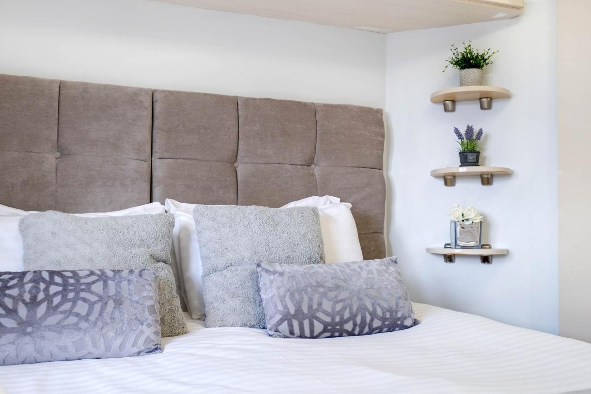Hanwell 2 Bedroom Maisonette By 360stays *