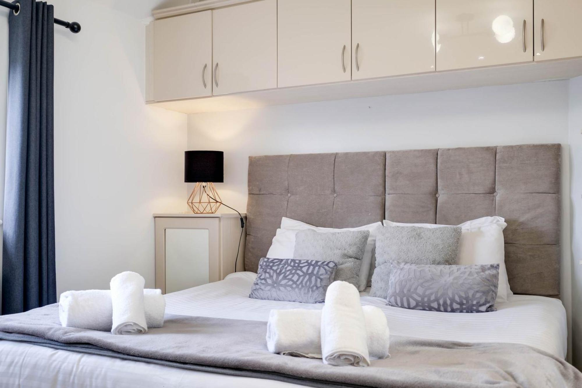 Hanwell 2 Bedroom Maisonette By 360stays Londra