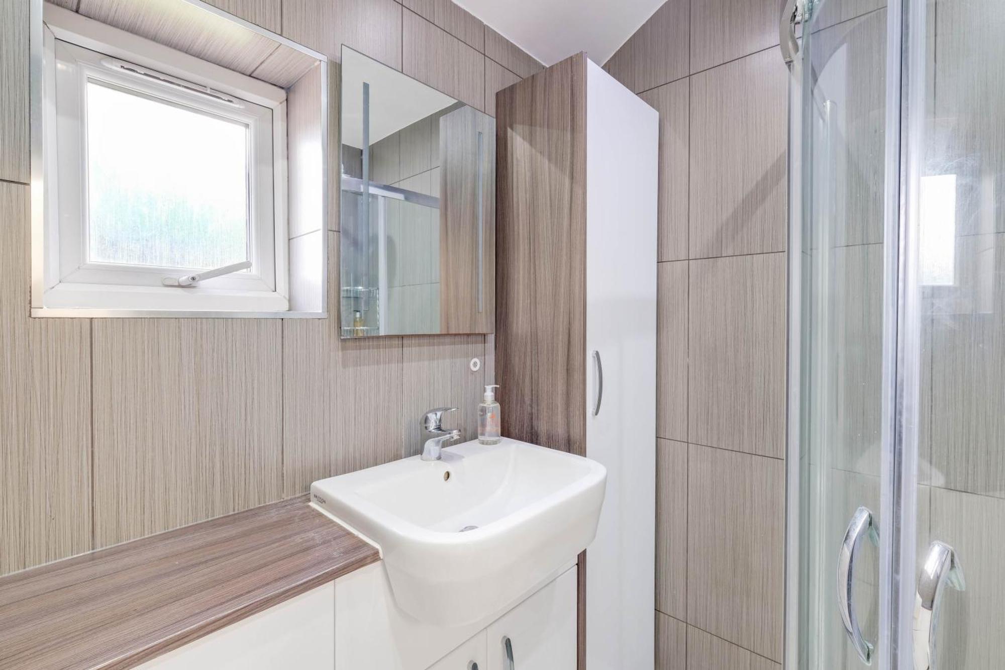 Hanwell 2 Bedroom Maisonette By 360stays *