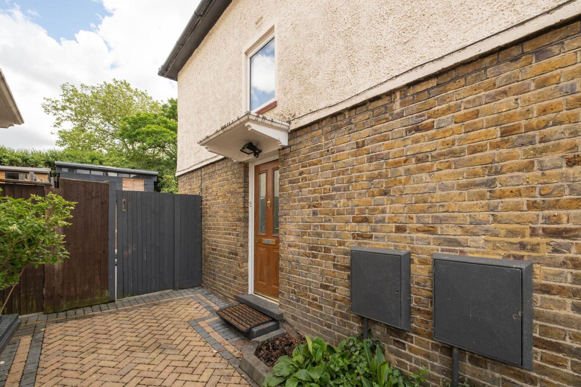 Hanwell 2 Bedroom Maisonette By 360stays *